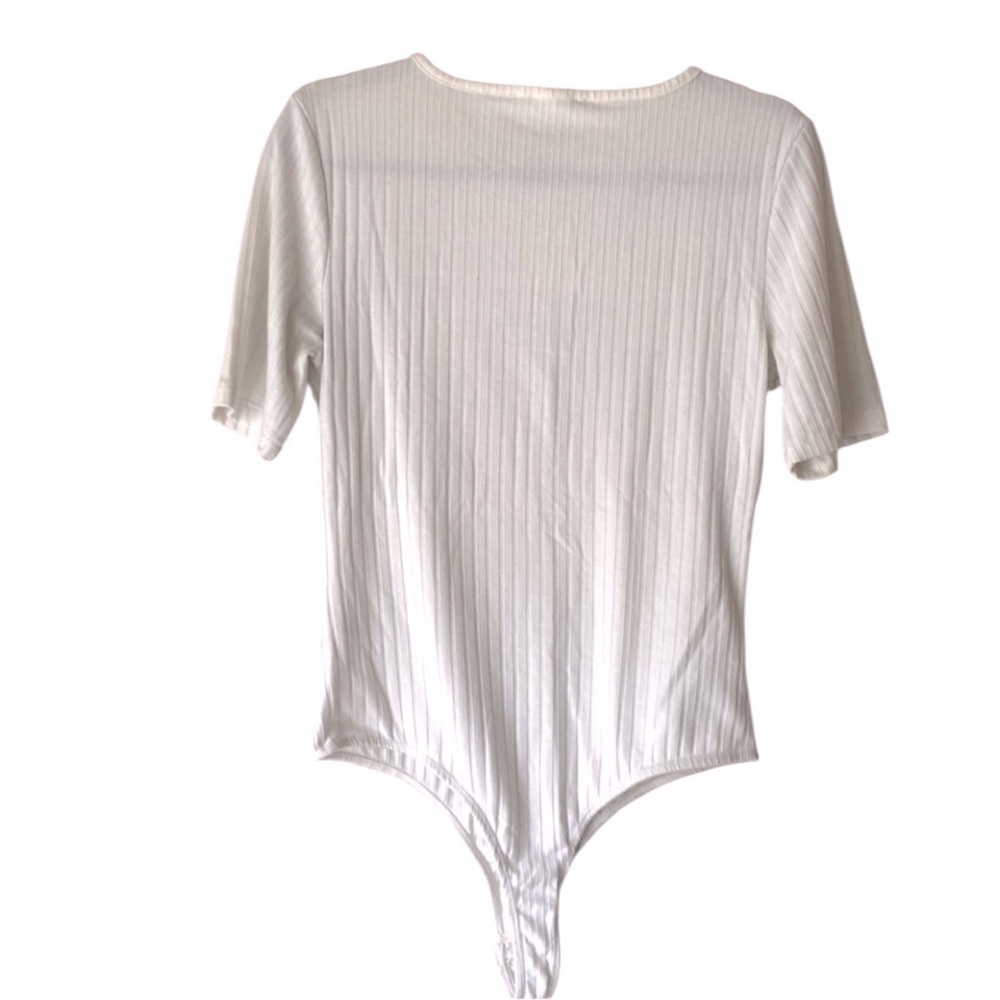 Elodie White Ribbed Short Sleeve Fitted Crewneck Bodysuit, size Large - Picture 3 of 3